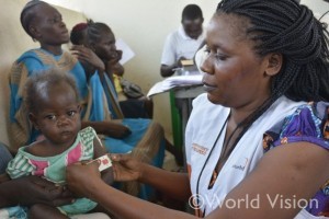 子どもの栄養状況を確認する、ワールド・ビジョン・南スーダンの緊急対応チームのスタッフ