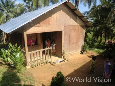 台風から１年後の2014年11月、支援によって建てられた新しい家での生活をスタート