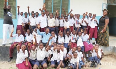 ンゲレンゲレ地域の小学校の子どもたち