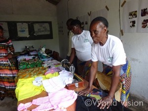 女性たちは習得した洋裁技術で洋服を作って販売している