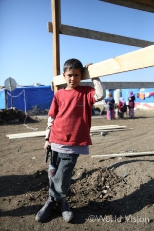 レバノンに逃れてきたシリア難民がテントを立てて避難生活を送っている地域(ベッカ・バレー)で、家を建てる家族の護衛のように立つアハメッド君(10歳) 