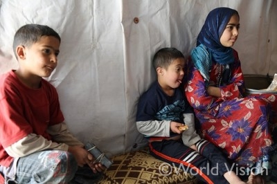 シリアへの希望を語る弟フセイン(4歳)と姉エマル(11歳)を見守るアハメッド君(10歳)