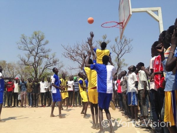 ナイスパス！このままアリウープ（ジャンプしたままダンク）なるか？！長身の南スーダンの生徒たち、バスケがとっても似合います