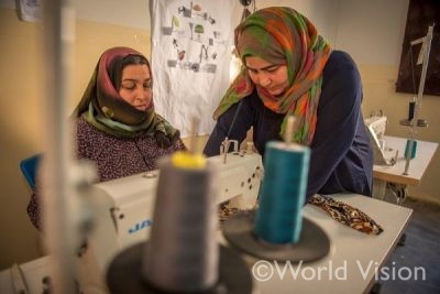 シリア難民のファシラさん。母国・イドリブでは洋裁を営んでいた。いま、避難先で女性たちに教えている