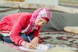 シリア難民のシャイマさん。宿題を終えてから、友だちとサッカーをすることが楽しみ