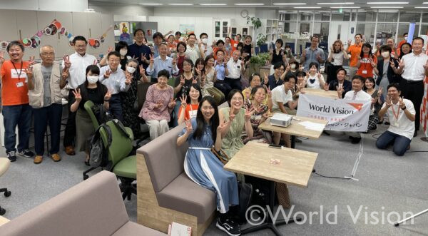 2023年9月に開催された｢ワールド・ビジョン・カフェ in 東京｣の集合写真 (中央が筆者)