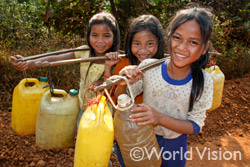 学校から帰ってきて、水汲みに行くベトナムの子どもたち 