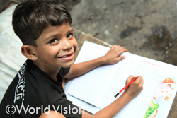 インドの支援地域で宿題をしている子ども