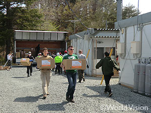 岩手県の仮設住宅への支援物資搬入をお手伝いくださったボランティアの方々