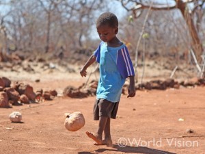 サッカー選手を夢見るジンバブエの男の子