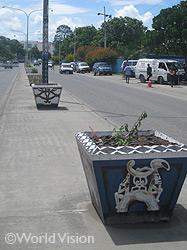 ホニアラ市内の街灯の柱と植木鉢
