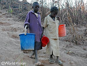 水くみに向かう子どもたち。紛争のため地雷が多数あったといわれるコンゴ民主共和国にて。