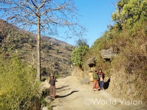 集めた薪を持ち帰る女性たち。ときに10キロくらい歩くこともある