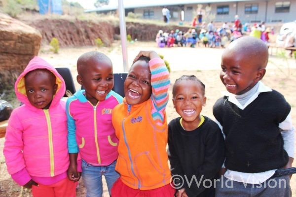 コロナ前、スポンサーシップの活動で集まったエスワティニの子どもたち。喜びいっぱいの笑顔がまぶしい