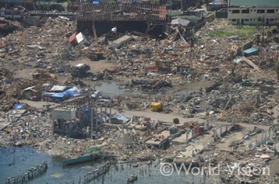 空から見たレイテ島の様子。あらゆる建物がことごとく破壊され、台風の被害のすさまじさを物語っている