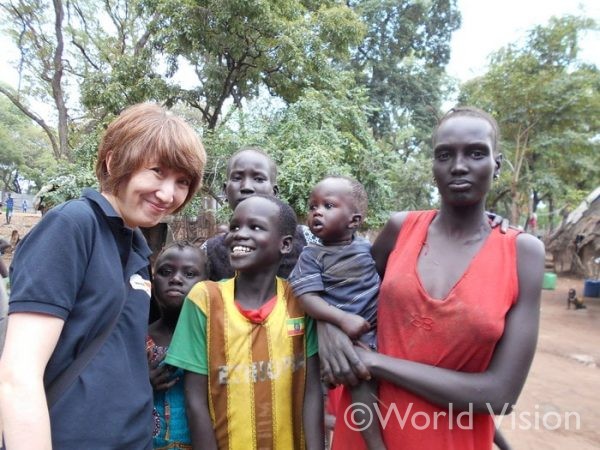 南スーダン難民の子どもたちと筆者
