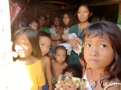 台風後に数家族で一緒に住んでいた頃のジョアンナちゃん（一番右の女の子）
