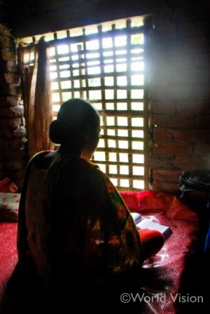 バングラデシュの少女は、自宅近くで連れ去られ売春宿に送られた。今は、WVのサポートで自宅に戻っている