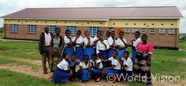 支援により建設された女子寮と、そこで暮らす中学校の女子生徒たち（マラウイ）