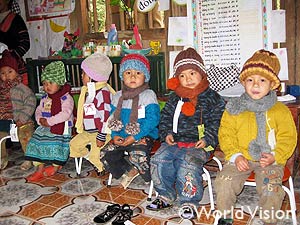 手編みセーターや帽子、マフラーを受け取ったベトナムの子どもたち