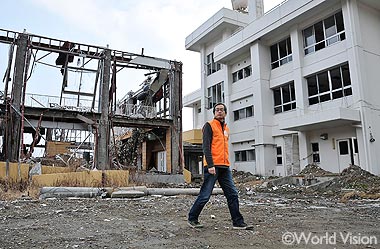 津波で被害を受けた、新築の体育館と小学校の校舎