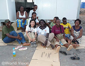 銃撃戦からマラカルの国連スーダンミッション敷地内に避難中の同僚と私。緊急持ち出し袋を持って、この場所に2泊避難した（2009年2月25日）