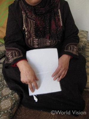 難民旅行証明書を持つシリア人の女性