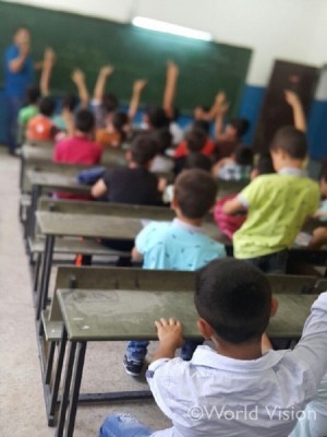 補習クラスで勉強する難民の子どもたち