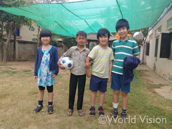 我が家で支援しているカンボジアのチャイルド（左から2人目）と我が家の子どもたち。私の「光」たちです。（昨年末に休暇を取って家族でチャイルドに会いに行った時に撮影）