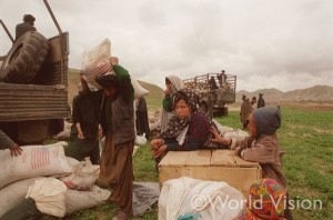 避難先から故郷へ戻るアフガニスタンの人々（2002年）
