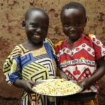 ＮＧＯ「ワールド・ビジョン」の施設で豆乳を飲むようになり栄養状態が良くなった子供たち。手に持っているのは、豆乳の搾りかす