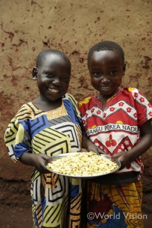 ＮＧＯ「ワールド・ビジョン」の施設で豆乳を飲むようになり栄養状態が良くなった子供たち。手に持っているのは、豆乳の搾りかす