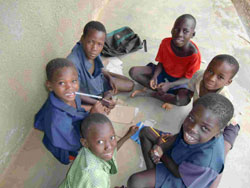 放課後に学校の脇で書いて遊んでいる男の子達