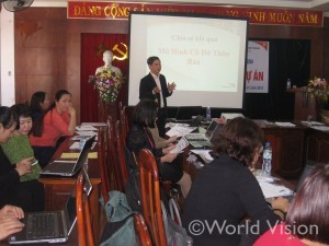 事業活動について説明するワールド・ビジョン・ベトナムのナショナル保健コーディネーター