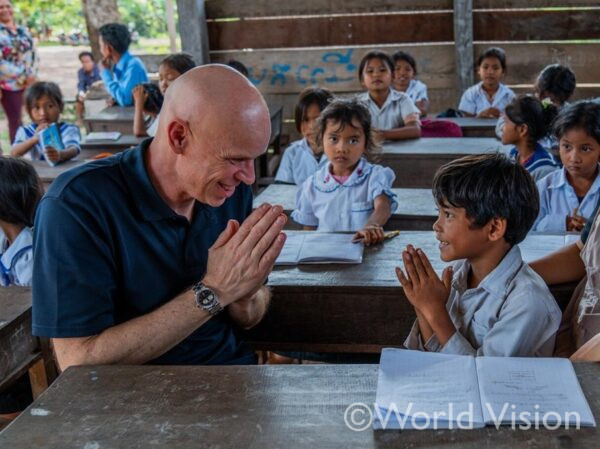 カンボジアの支援地域にある小学校を訪問したアンドリュー