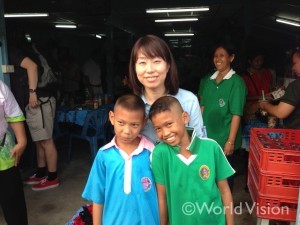 タイの子どもたちと筆者