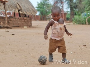 サッカー選手を夢見るザンビアの男の子