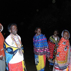  どこからともなく集まってきた、マサイ族の女性たち