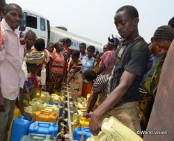 ウガンダにあるコンゴ民主共和国からの避難民キャンプでの水配給の様子