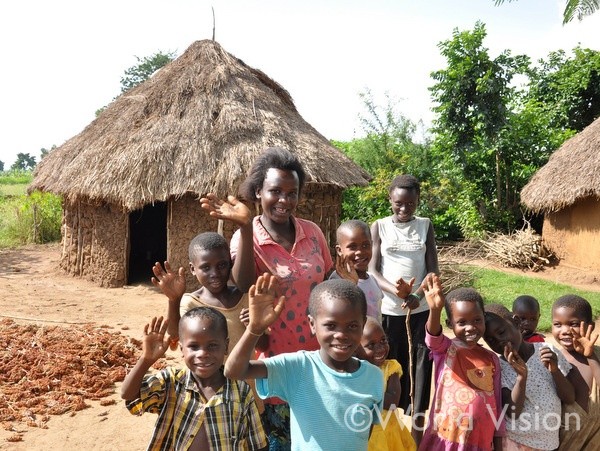 アフリカ地域のチャイルドと家族と家の様子