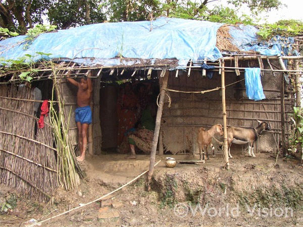 バングラデシュの地方の小さな茅葺の小屋