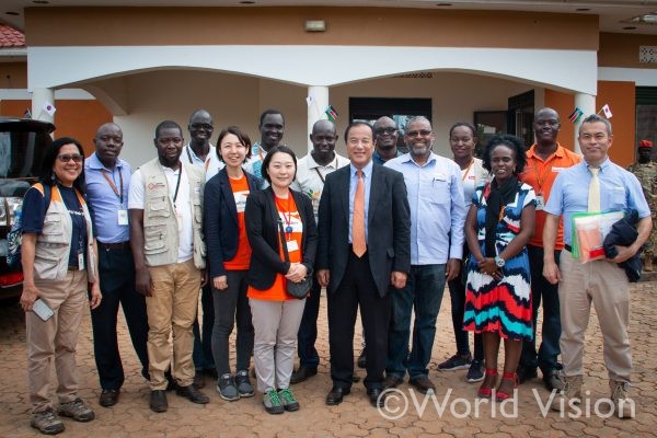 タンブラ州での教育支援実施のために、これまでたくさんの時間と労力を費やして尽力してきたワールド・ビジョン・南スーダン統括事務所のスタッフとともに（首都ジュバで会うことはありましたが、彼らの拠点であるタンブラ州で会える喜びがありました）