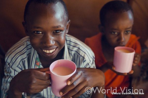 1杯のミルクティーは子どもたちにとって貴重な食事にもなる（ルワンダ）