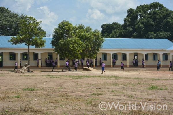 教育支援事業で建てた新しい学校校舎