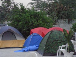 テントでの睡眠を余儀なくされている近所の人々