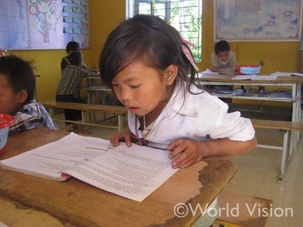 ベトナム語の音読をする少女