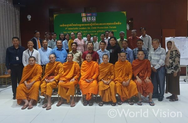 カンボジアで開催された、チャイルド・プロテクション（子どもの保護）について話し合うフォーラムに集まった地域のリーダーたち