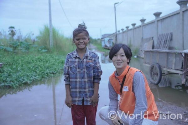 カンボジアのスラムで働く子どもと筆者