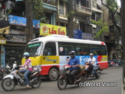 ベトナム・ハノイでバス通勤