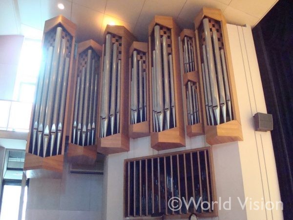 恵泉女学園のホールにあるパイプオルガン。毎日パイプオルガンの奏楽と共に礼拝の時をもちました